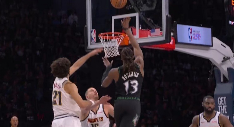 kaiyun小组-闲庭信步！道苏姆借掩护突进内线 面对约基奇滞空抛投潇洒再中